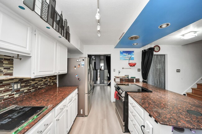 Building Photo - 7877 Kendalia Dr