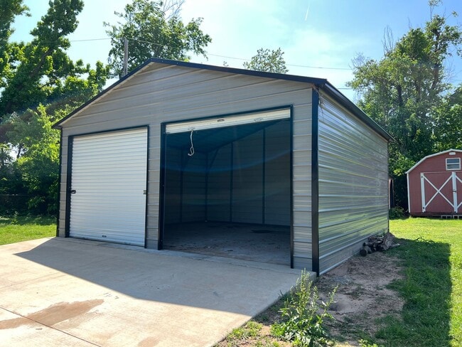 Building Photo - 2 bed 1 bath available just in Time for th...