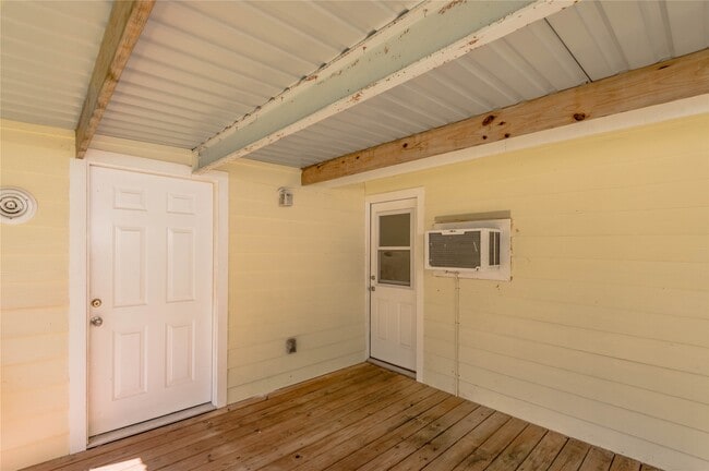 Building Photo - 4 Rainbow Dr