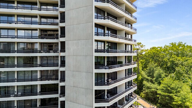 Building Photo - 2660 Peachtree Rd NW