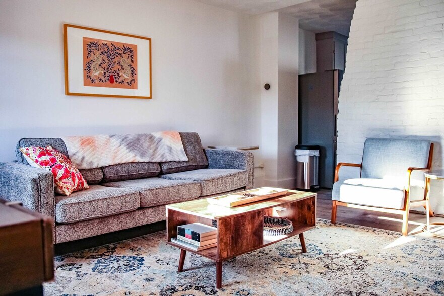 Building Photo - 136 Main St