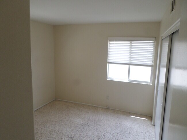 Building Photo - Really Cute 3 BR/ 2.5 BA Home in Beautiful Paseo Del Sol