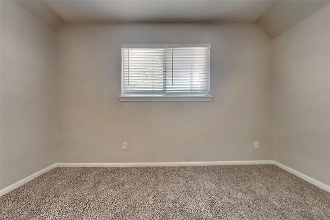 Building Photo - 2206 Lakeville Dr