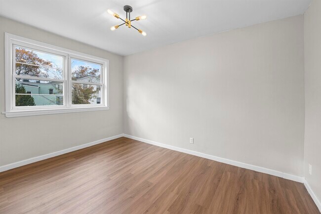 Building Photo - 173 MALLORY Ave