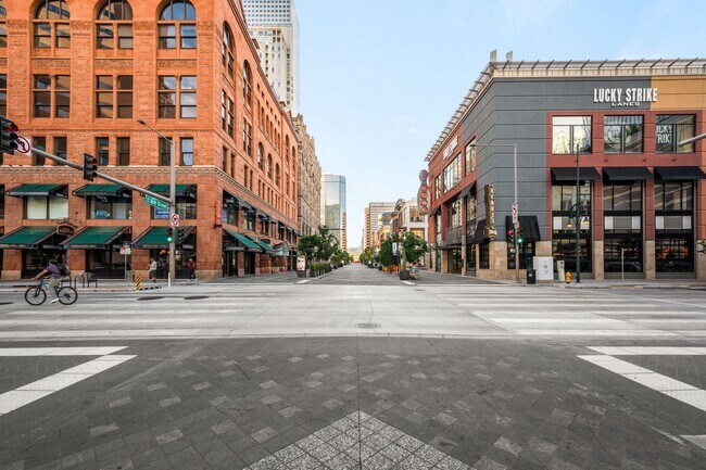 Building Photo - Spacious 1BD, 1BA Downtown Condo with Parking Spot