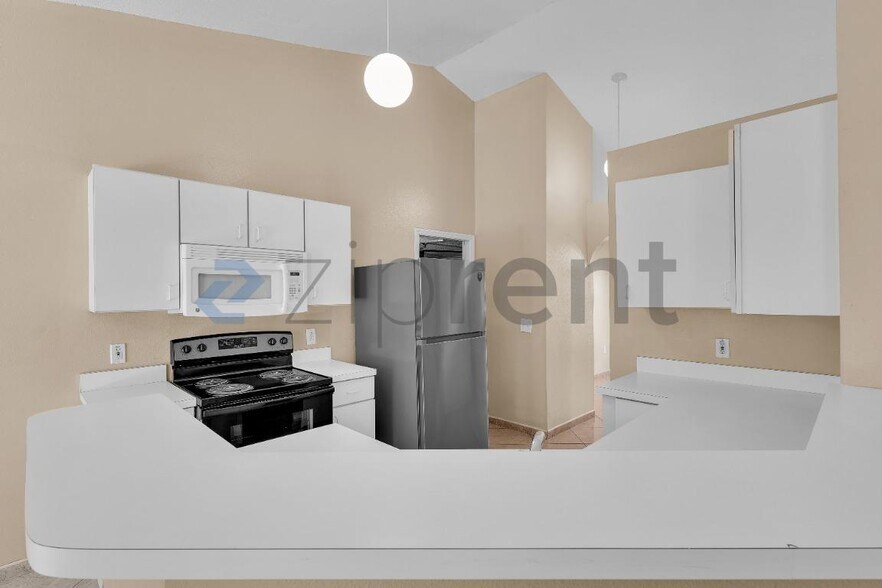 Building Photo - Unit