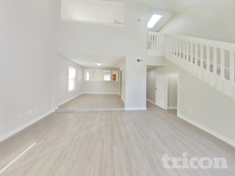 Building Photo - 10868 Trestle Ct