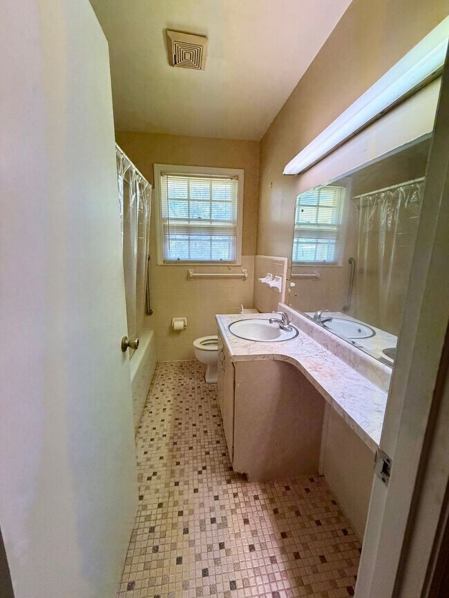 Building Photo - 2 Bed/1 Bath House