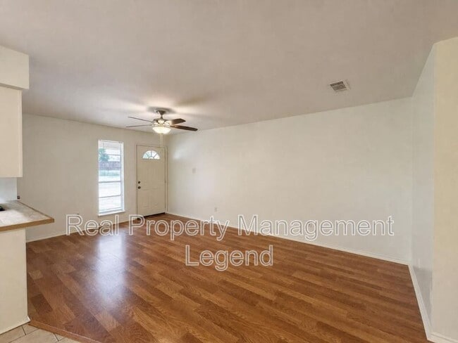 Building Photo - 112 Oak Hill Dr