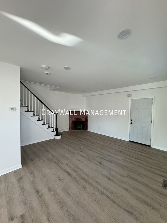 Building Photo - $2,295 - 3 Bedroom 2 Bathroom House In Sha...