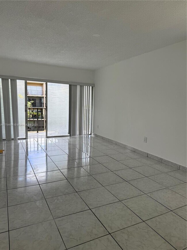 Building Photo - 8897 Fontainebleau Blvd