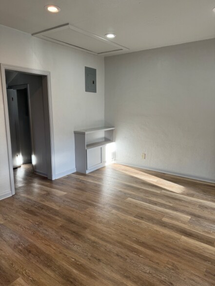 Building Photo - 8 S Woodard Ave