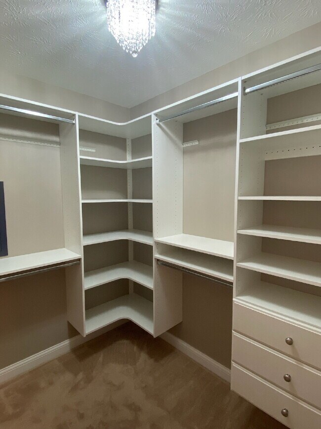 Building Photo - 6750 Woodcrest Dr