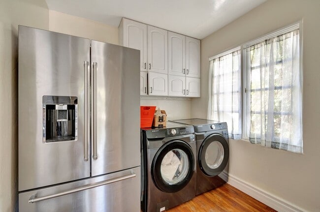 Building Photo - Luxury Bayside Living in Loma Portal with 5 bedrooms & 3 baths!