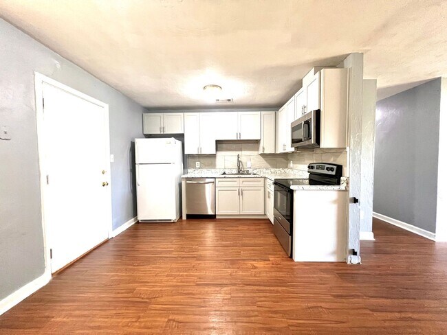 Building Photo - Super house on large private lot