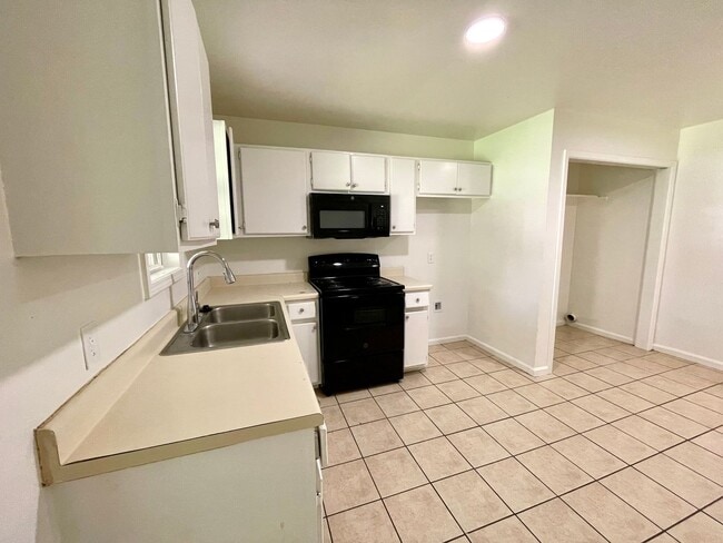Building Photo - 3 Bedroom / 1 Bath in Apartment in Truman Available Now!