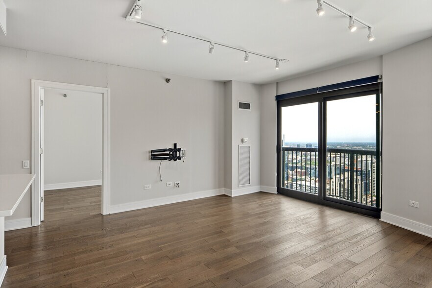 Building Photo - 400 N La Salle Dr