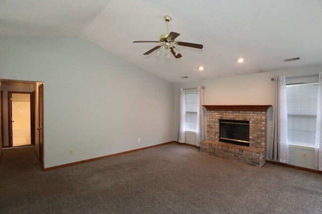 Building Photo - 3 Bedroom Fishers Rambler!