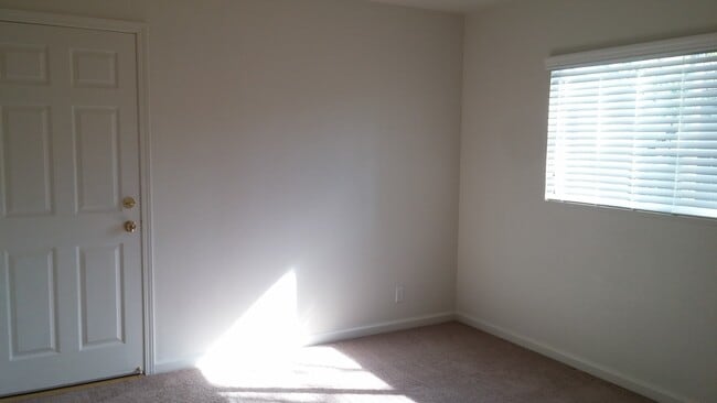 Building Photo - Recently updated home with modern amenitie...