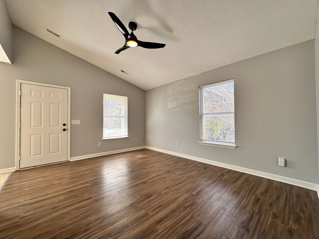 Building Photo - Three-Bedroom Ranch Close to Downtown