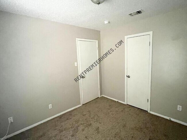 Building Photo - 917 Nicole Dr