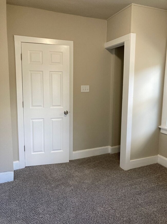 Building Photo - 1 Bedroom Fully Remodeled