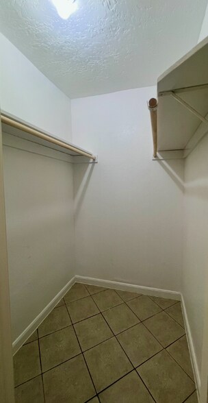 Building Photo - 831 Deerpass Dr