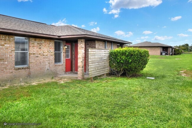 Building Photo - ***Cute 2 Bedroom Apartment in Eagle Lake