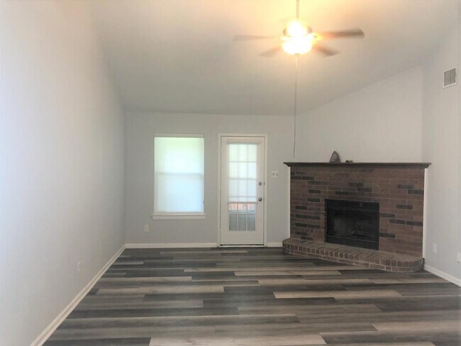 Building Photo - 814 N Riverside Dr