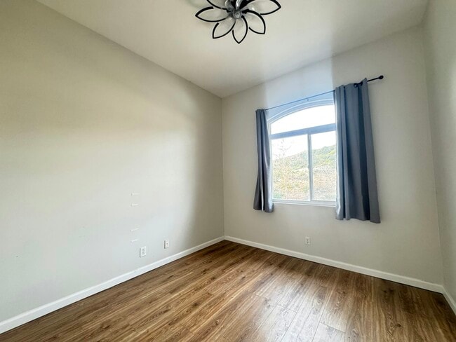 Building Photo - 4 Pastora