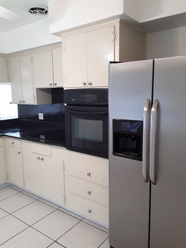 Building Photo - Three Bedroom One Bathroom House near Gulfport area.