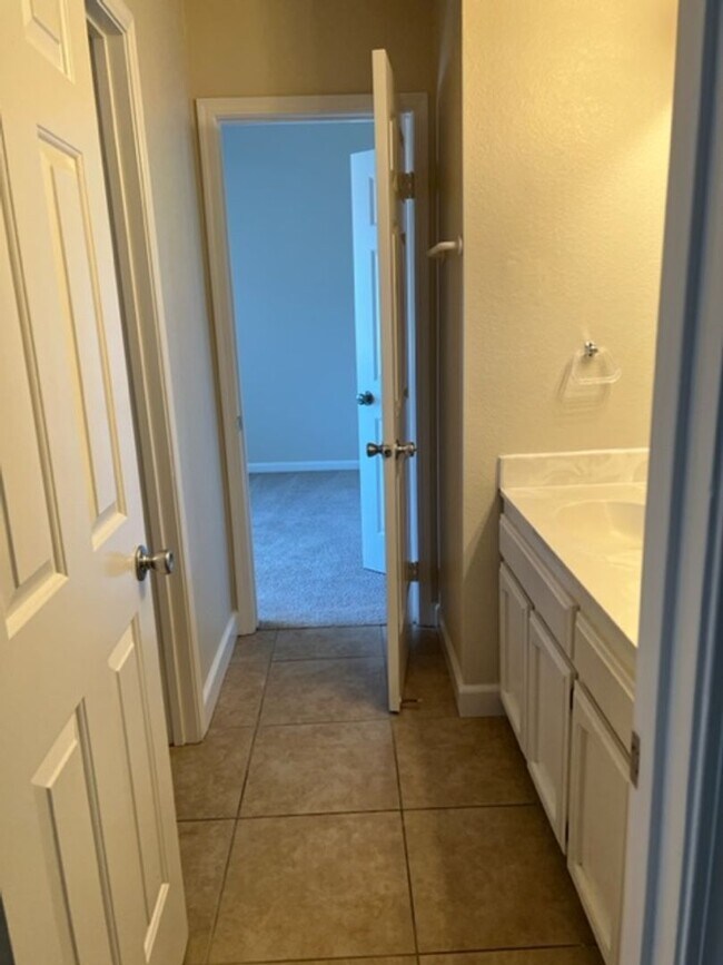 Building Photo - Spacious 4-Bedroom Home in a Quiet Tracy C...