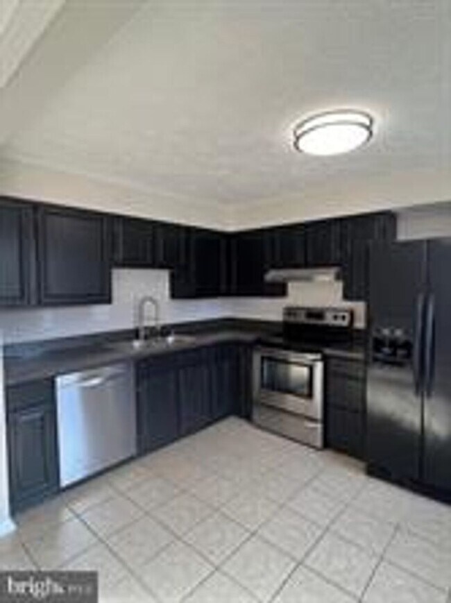 Building Photo - WELL MAINTAINED END UNIT TOWNHOUSE IN FARMBROOK