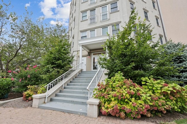 Building Photo - 205 Shearwater Ct W