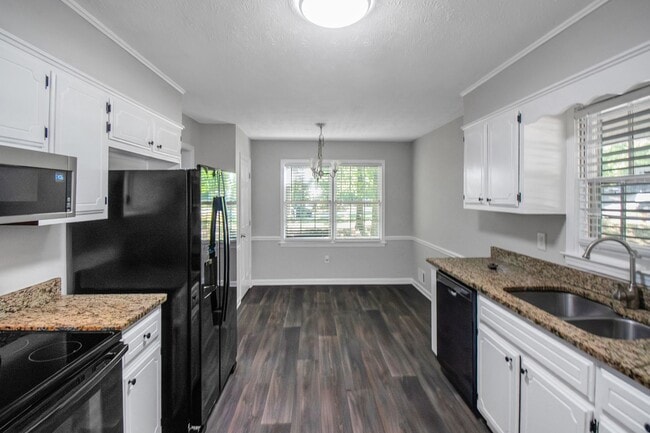 Building Photo - Beautiful 3-bedroom 2 bath home on a good-sized lot!