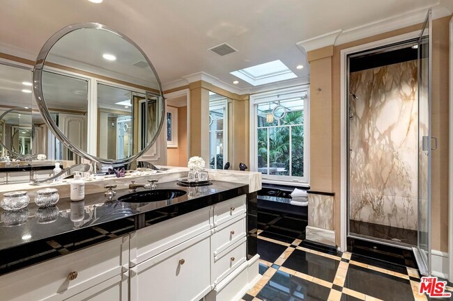 Building Photo - 2353 Bowmont Dr