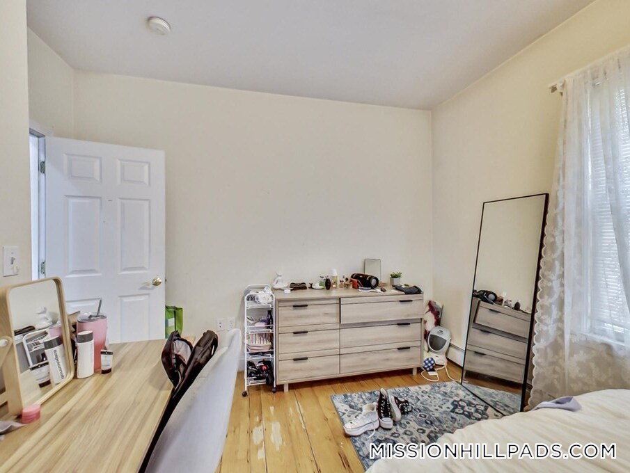 Building Photo - 47 Hillside St