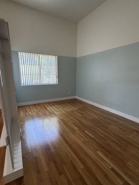 Building Photo - 1031 E Tujunga Ave