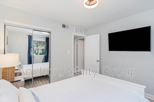 Building Photo - 909 Pacific Ave