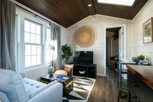 Building Photo - 31 Forest St