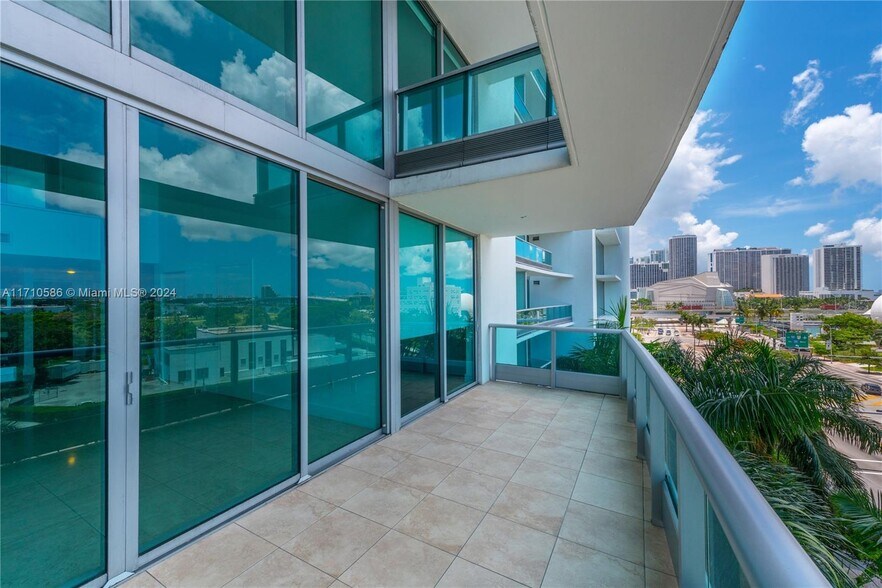 Building Photo - 900 Biscayne