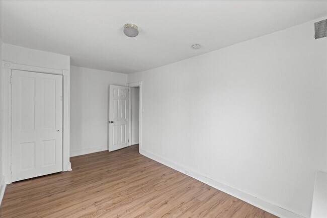 Building Photo - 206 N Broadway