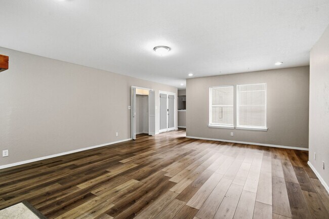 Building Photo - 6518/6520 E 90th St Duplex
