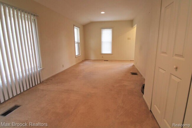 Building Photo - 368 S Wing St