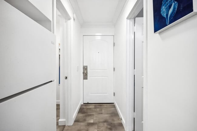 Building Photo - 8817 S Thomas Dr