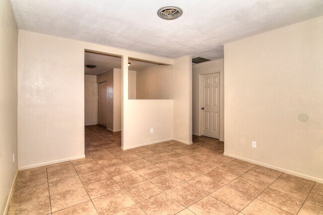Building Photo - 2122 S Maple Ave