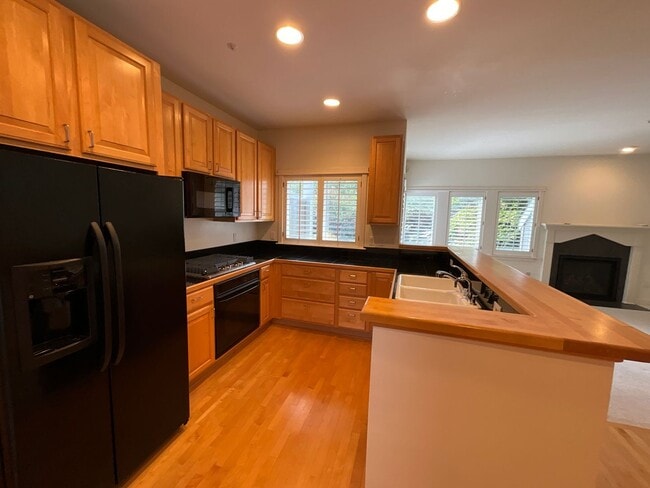 Building Photo - 2 Week Move In Special - Beautiful 2 Bedro...