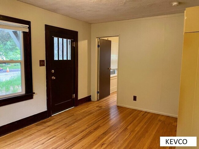 Building Photo - 208 E Pitkin St