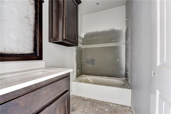 Building Photo - Newer Home + Edmond Schools + 4 bedrooms +...