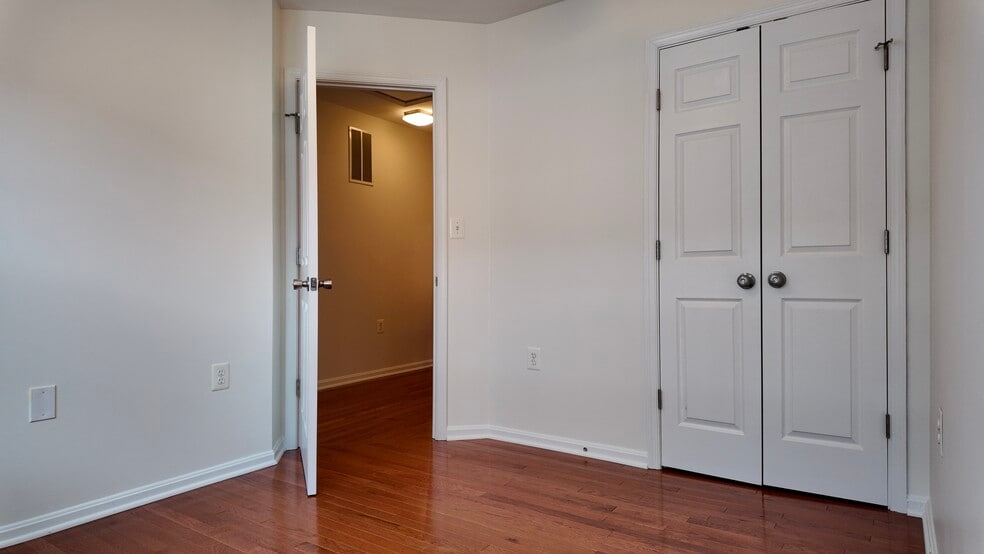 Side bedroom 1 - 4094 Fountainside Ln